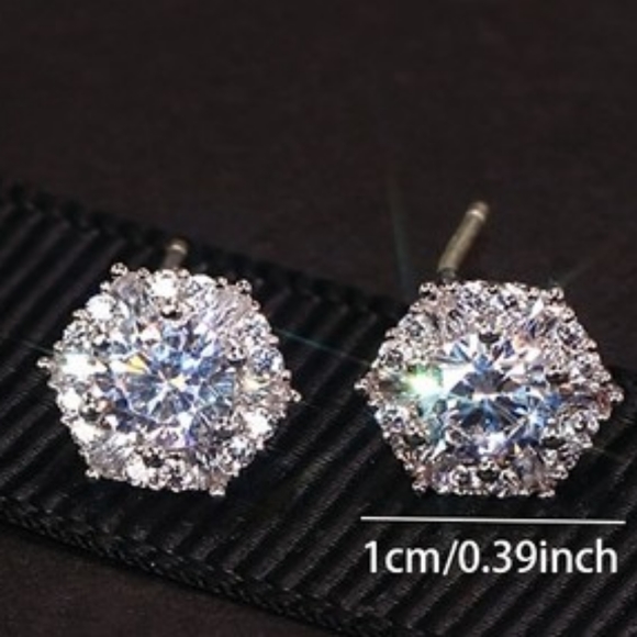*New* Sparkling Stud Earrings - Picture 5 of 5